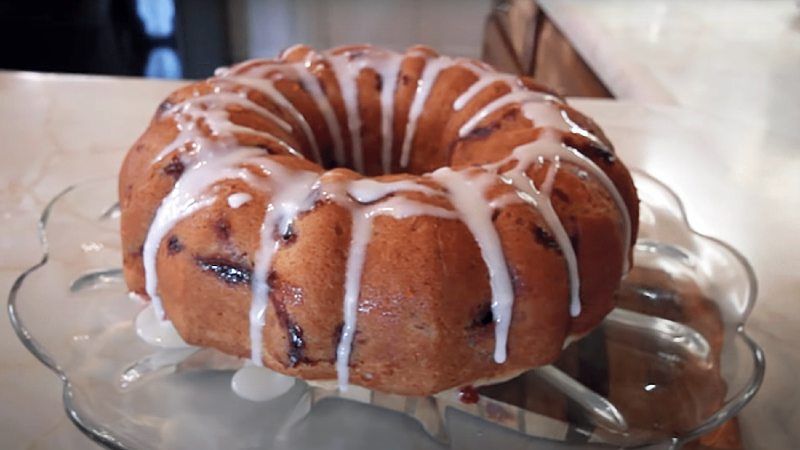 strawberry bundt cake